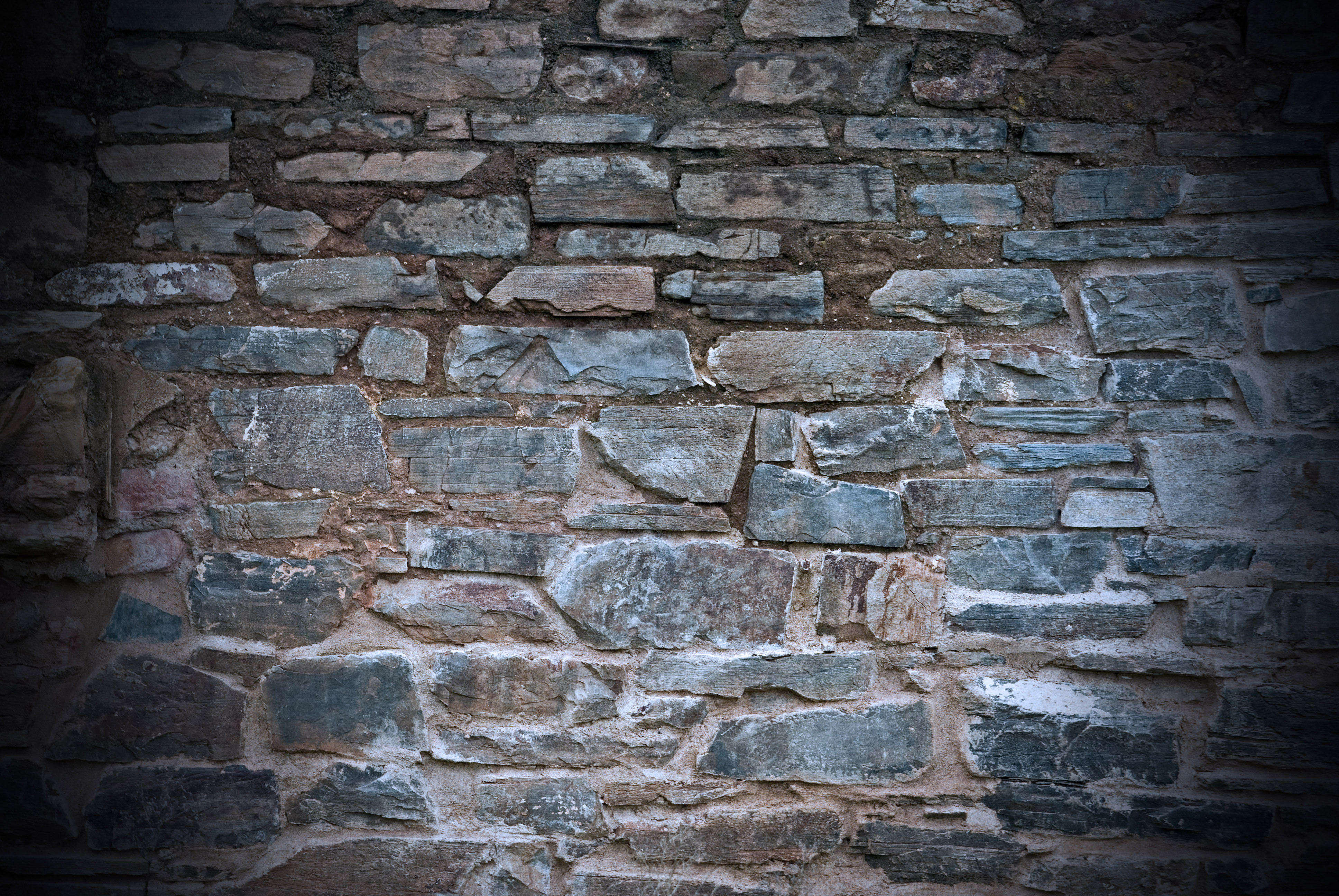 dark stone brick wall background free texture | www.myfreetextures.com
