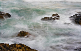 Free photo of some soft ocean waves on rocks