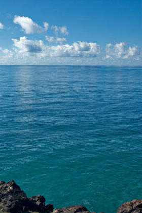 Free photo of looking out over the deep blue water of the sea