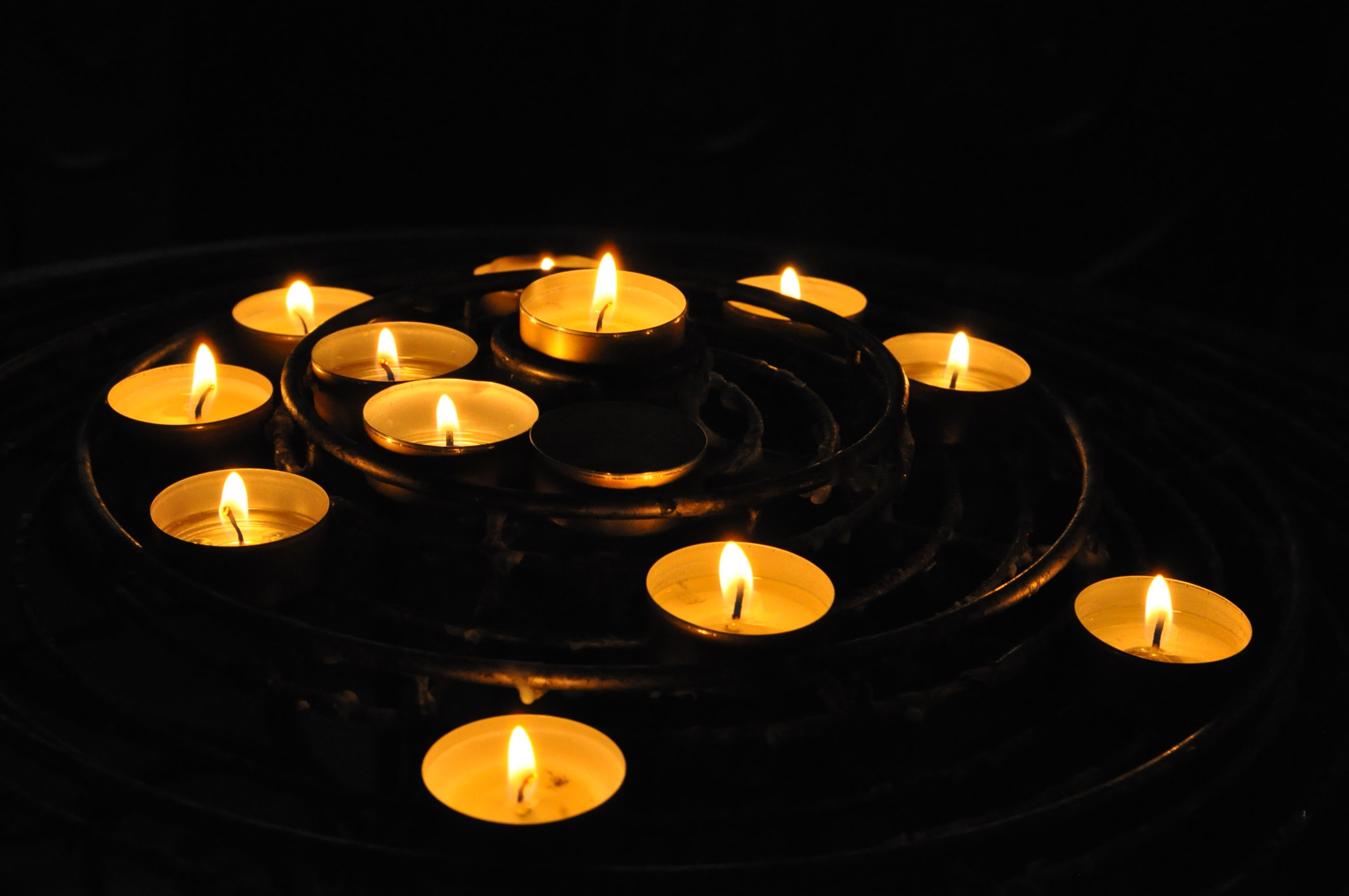Фото свечи в темноте. Свеча в темноте. Чайная свеча. Освещение свечами. Подсвечник для чайной свечи.